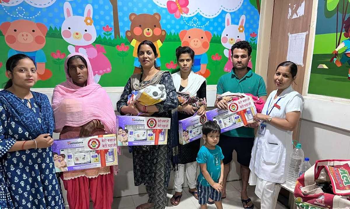 अस्पताल में जन्मी बालिकाओं को बेबी किट देकर माताओं को किया प्रोत्साहित